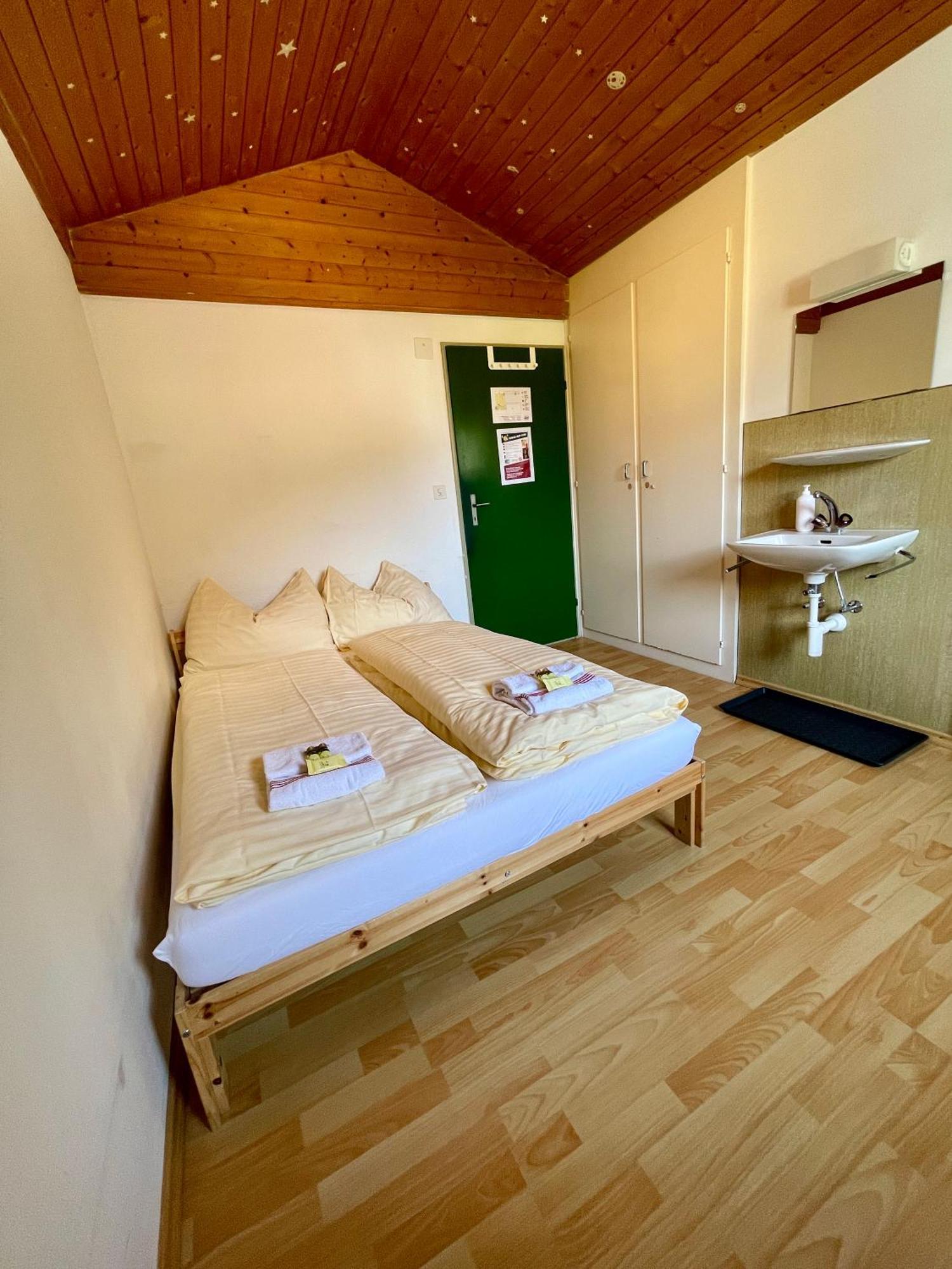 Alpine Base Hostel - Adults Only Lauterbrunnen Exterior foto